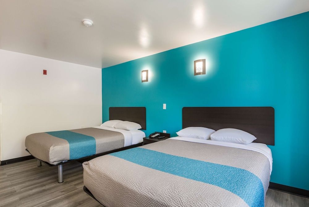 Motel 6 Smyrna, GA - Atlanta Deluxe Room, 1 Queen Bed, Non Smoking, Refrigerator & Microwave 12