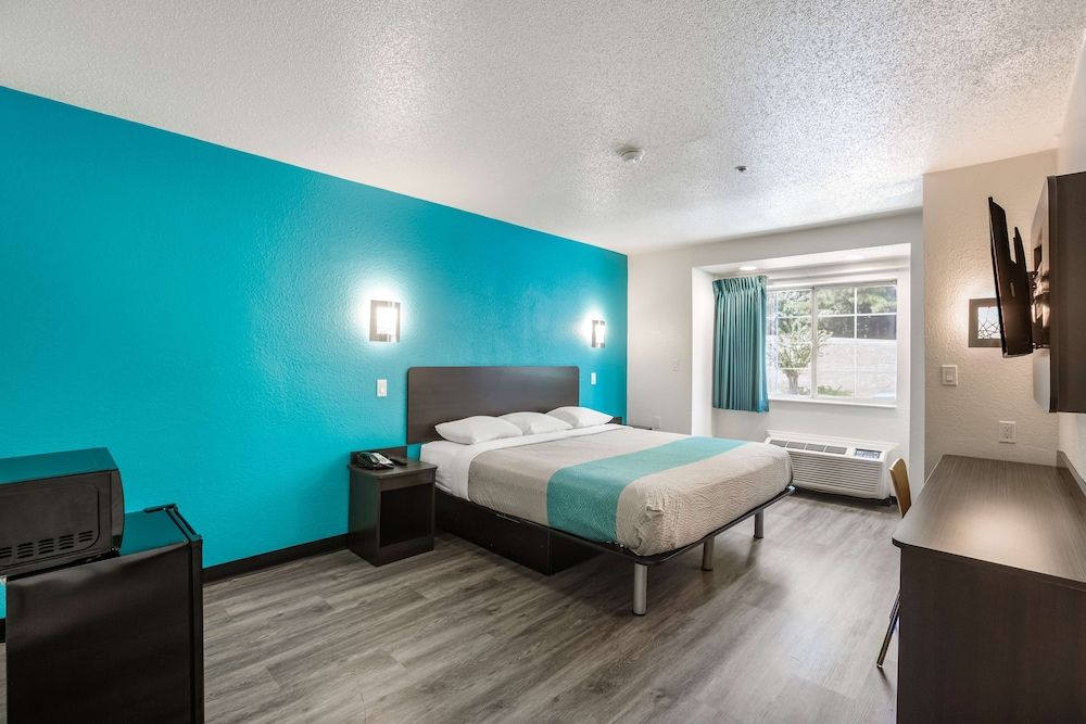 Motel 6 Smyrna, GA - Atlanta Deluxe Room, 1 King Bed, Non Smoking, Refrigerator & Microwave 4