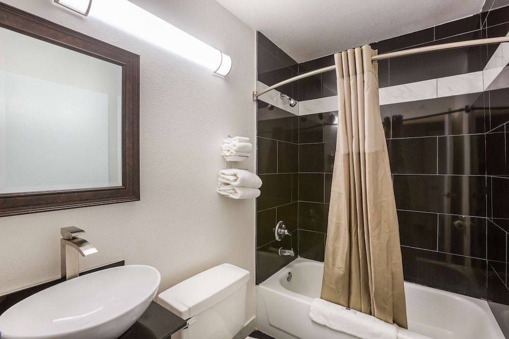 Motel 6 Smyrna, GA - Atlanta Deluxe Room, 1 King Bed, Non Smoking, Refrigerator & Microwave 8