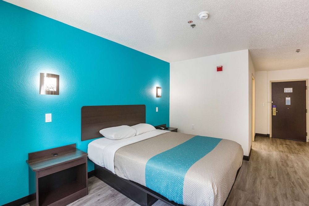 Motel 6 Smyrna, GA - Atlanta Deluxe Room, 1 Queen Bed, Non Smoking, Refrigerator & Microwave 7