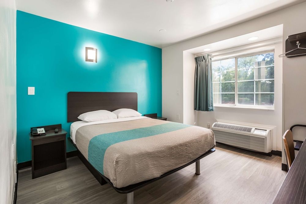 Motel 6 Smyrna, GA - Atlanta Deluxe Room, 1 Queen Bed, Non Smoking, Refrigerator & Microwave 10