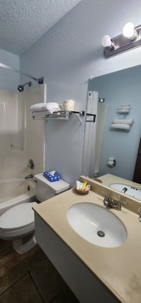 Adventure Inn - Glenwood Springs Standard Room, 2 Queen Beds 8