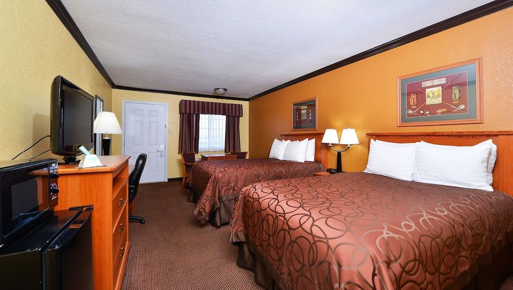 Xecutive Inn and Suites Standard Double Room, 2 Double Beds, Smoking, Refrigerator & Microwave 2