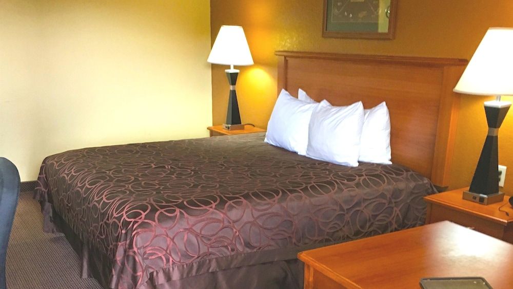 Xecutive Inn and Suites Standard Room, 1 King Bed, Smoking, Refrigerator & Microwave