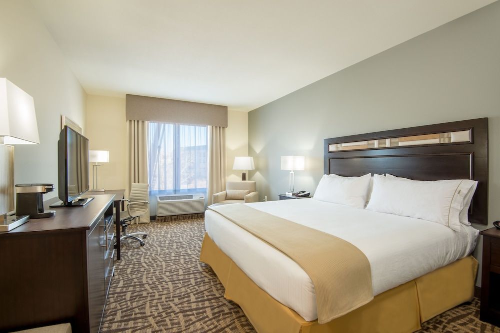 Standard Room, 1 King Bed, Accessible (Roll-In Shower)