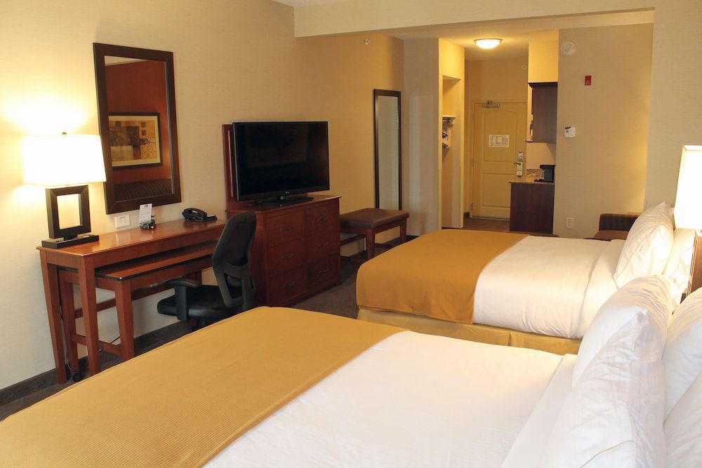 Suite, 2 Queen Beds, Accessible