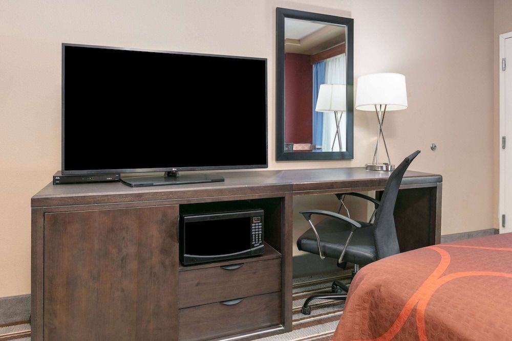 Deluxe Room, 2 Queen Beds, Non Smoking (Roll-in Shower, Mobility)