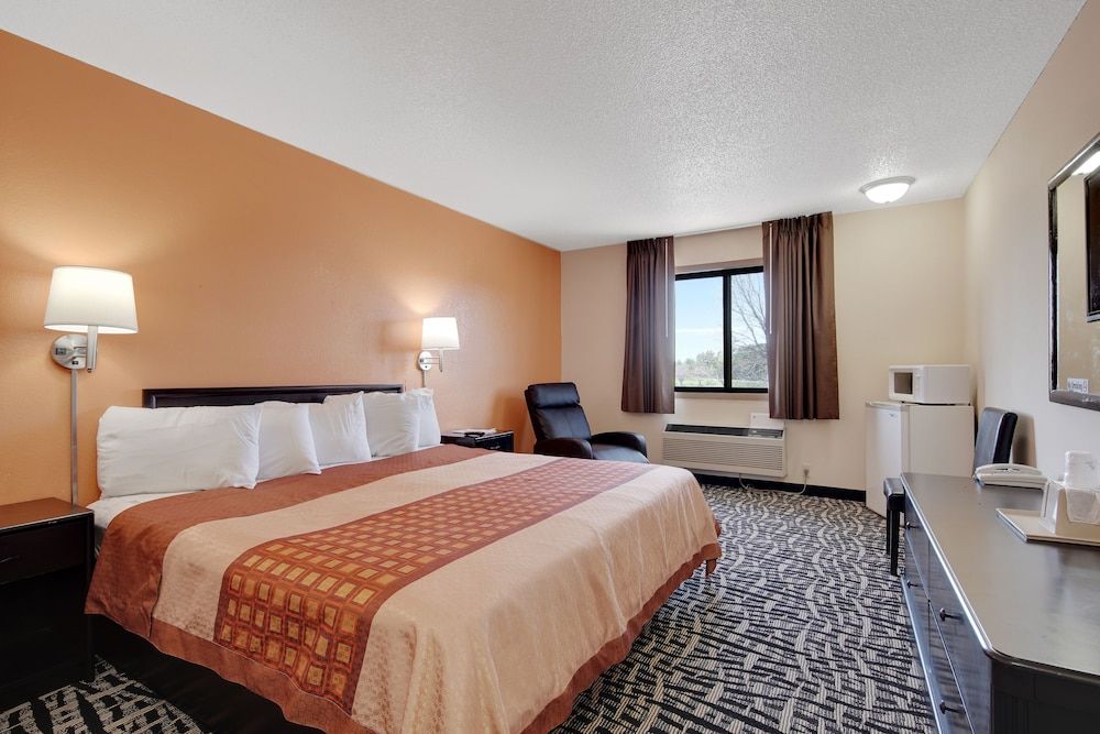 Room, 1 King Bed, Non Smoking, Refrigerator & Microwave
