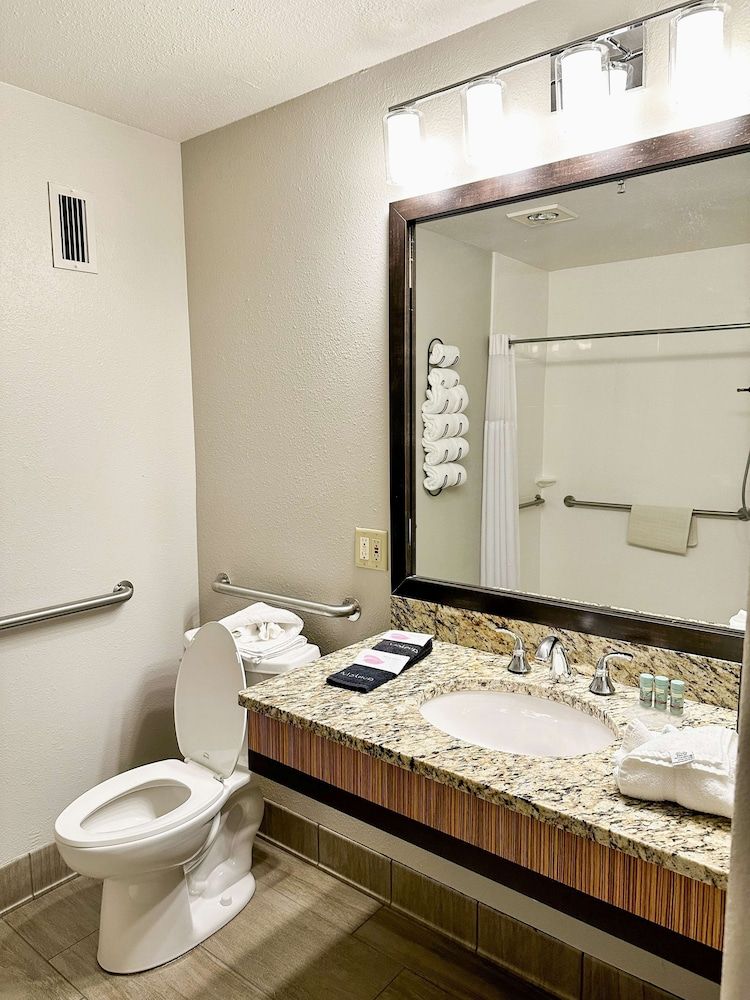 Best Western Vista Inn Standard Room, 2 Queen Beds, Accessible, Bathtub 4