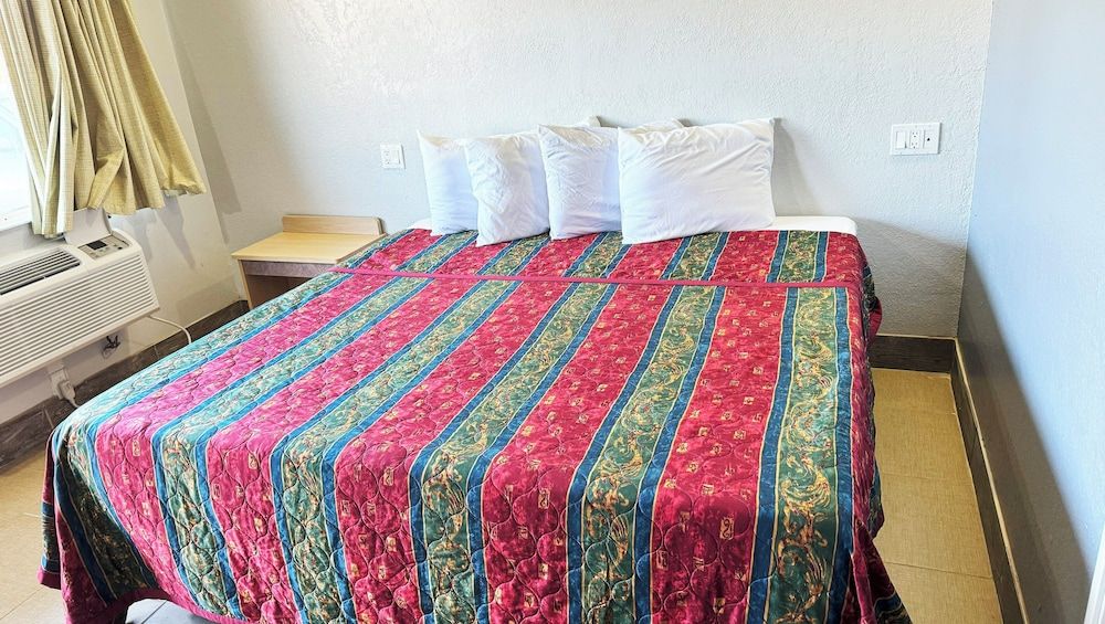 Standard Room, 1 King Bed, Accessible, Non Smoking