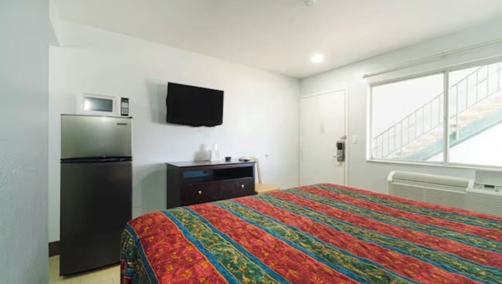 Standard Room, 1 King Bed, Smoking, Refrigerator & Microwave