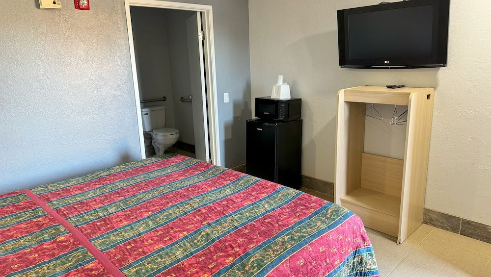 Standard Room, 1 King Bed, Accessible, Non Smoking