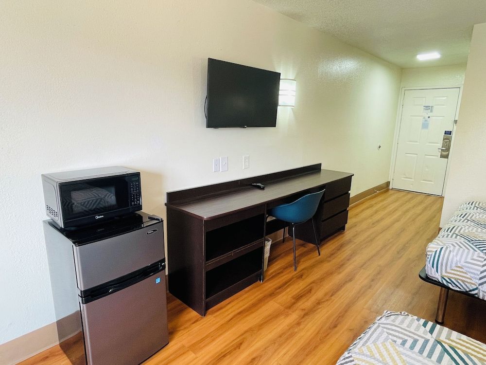 Motel 6 Duncanville, TX - Dallas Standard Room, 2 Queen Beds, Non Smoking, Refrigerator & Microwave 7