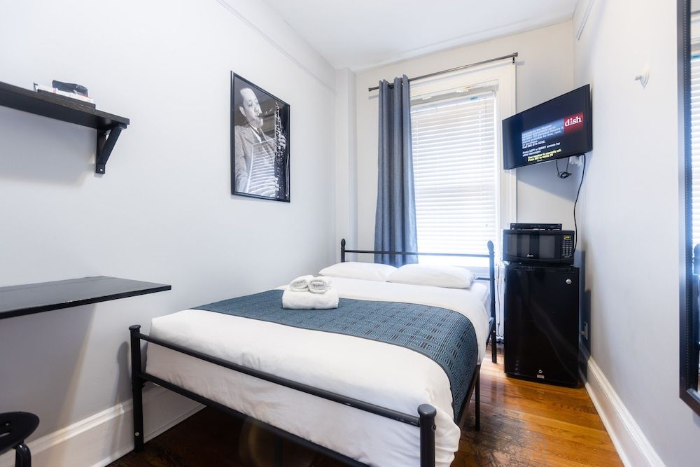 The Central Park North Economy Room 1 Double Bed with Shared Bathroom 3