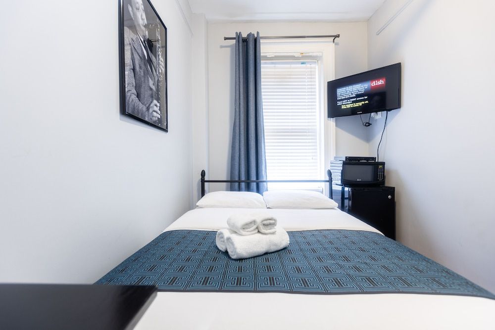 The Central Park North Economy Room 1 Double Bed with Shared Bathroom 2
