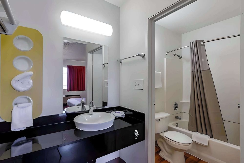 Motel 6 Modesto CA Standard Room, 1 King Bed, Accessible, Non Smoking 7