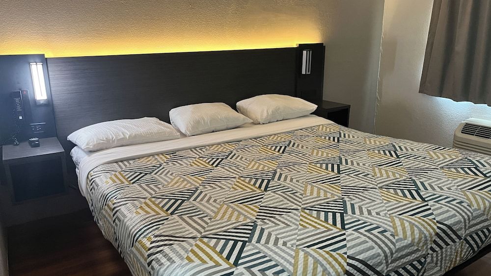 Motel 6 Modesto CA Standard Room, 1 King Bed, Accessible, Non Smoking 4