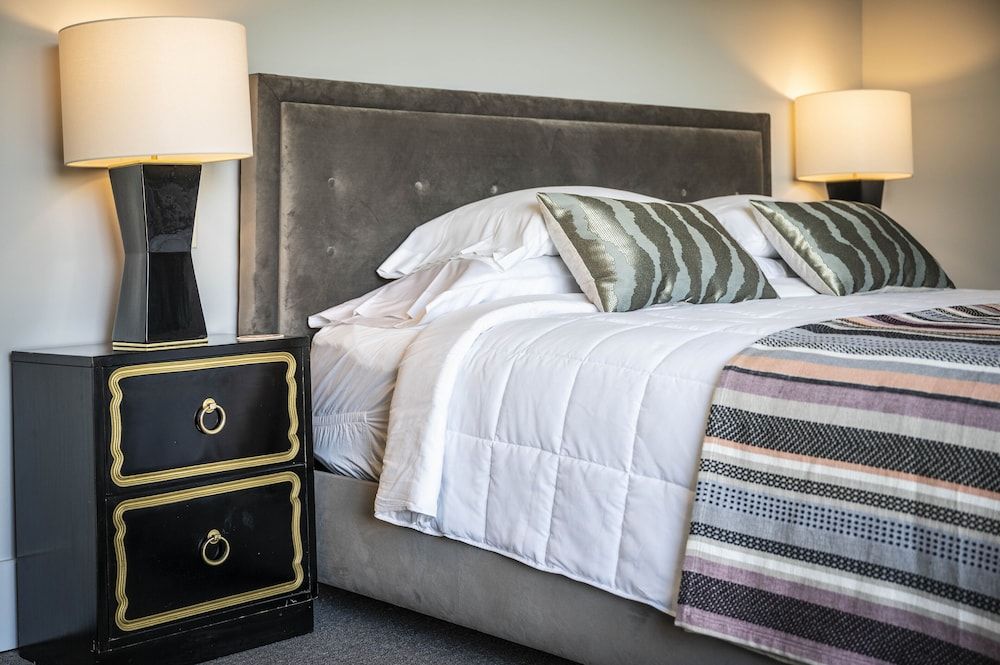 Comfort, King, River View