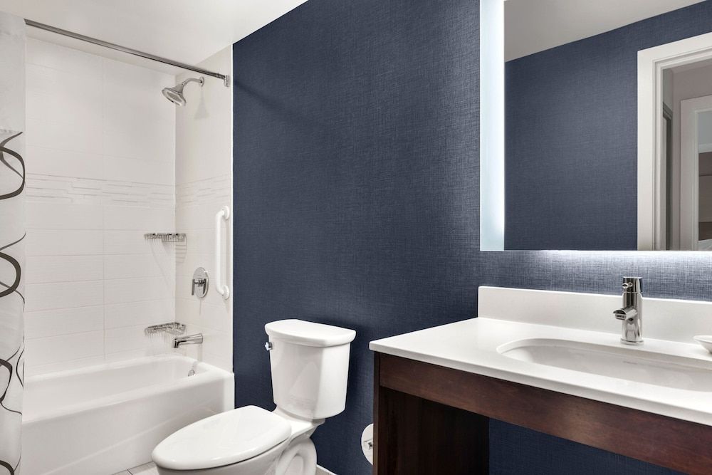 Suite, 1 Bedroom (Mobility/Hearing Access, Roll-In Shwr)