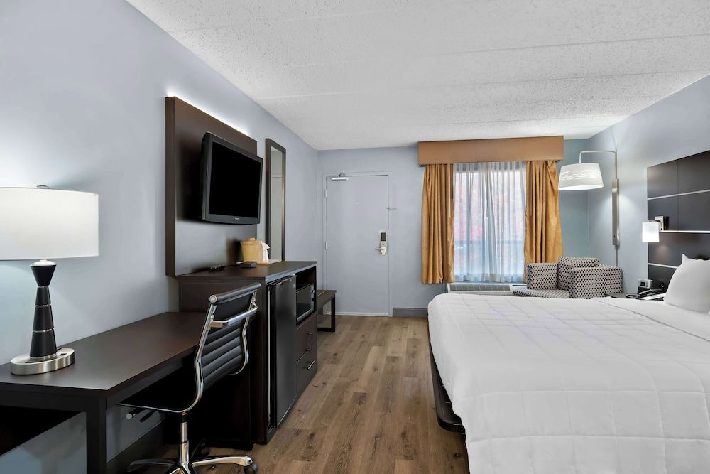 Standard Room, 1 King Bed, Non Smoking, Refrigerator & Microwave
