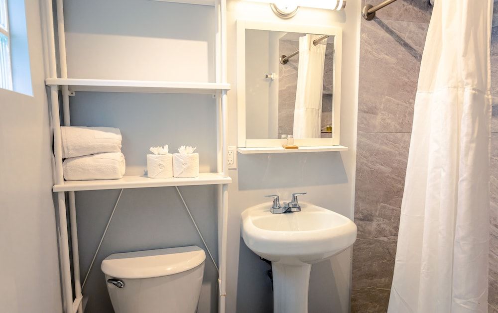 Up Midtown Double Room, 1 King Bed 3