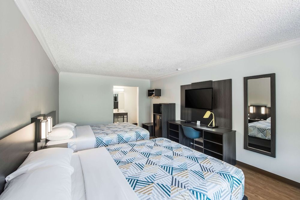 Motel 6 Kilgore, TX Deluxe Room, 2 Queen Beds, Non Smoking, Refrigerator & Microwave 2