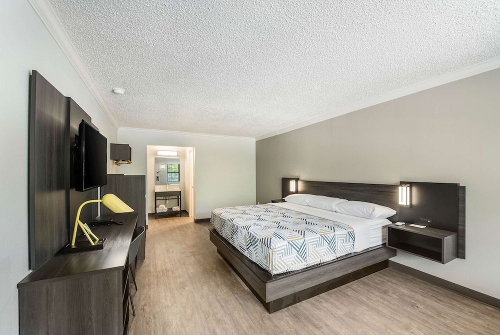 Motel 6 Kilgore, TX Deluxe Room, 1 King Bed, Non Smoking, Refrigerator & Microwave 2