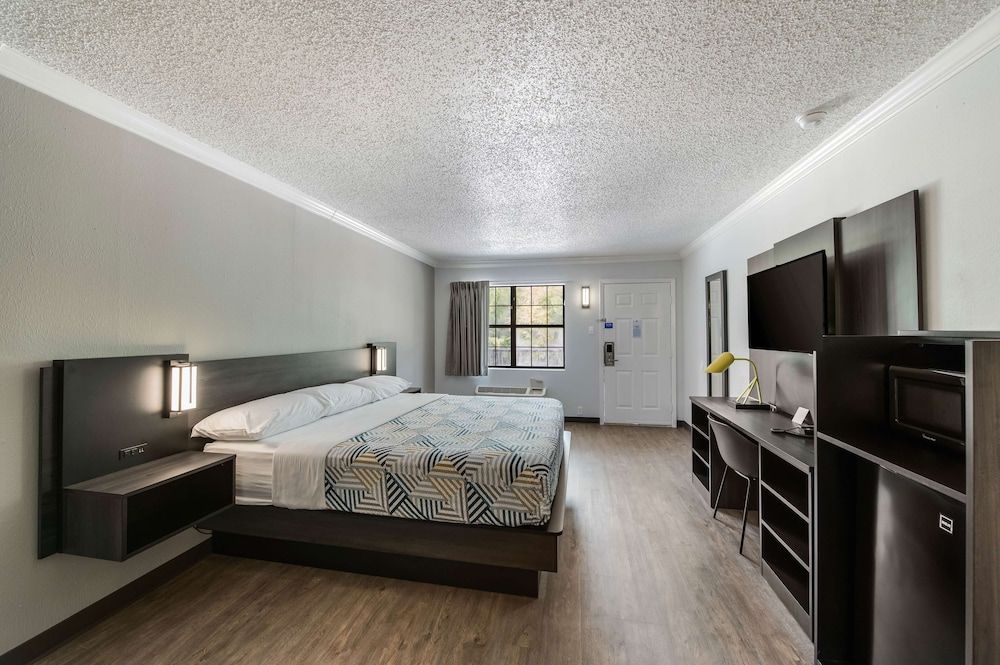 Motel 6 Kilgore, TX Deluxe Room, 1 King Bed, Non Smoking, Refrigerator & Microwave 3