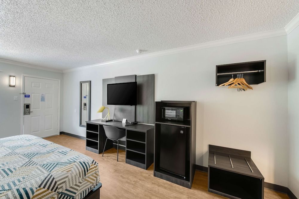 Motel 6 Kilgore, TX Deluxe Room, 1 King Bed, Non Smoking, Refrigerator & Microwave 4