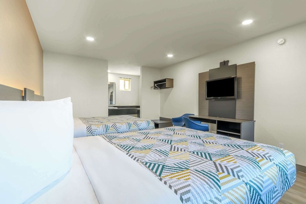 Motel 6 Willows, CA Standard Room, 2 Queen Beds, Smoking 3