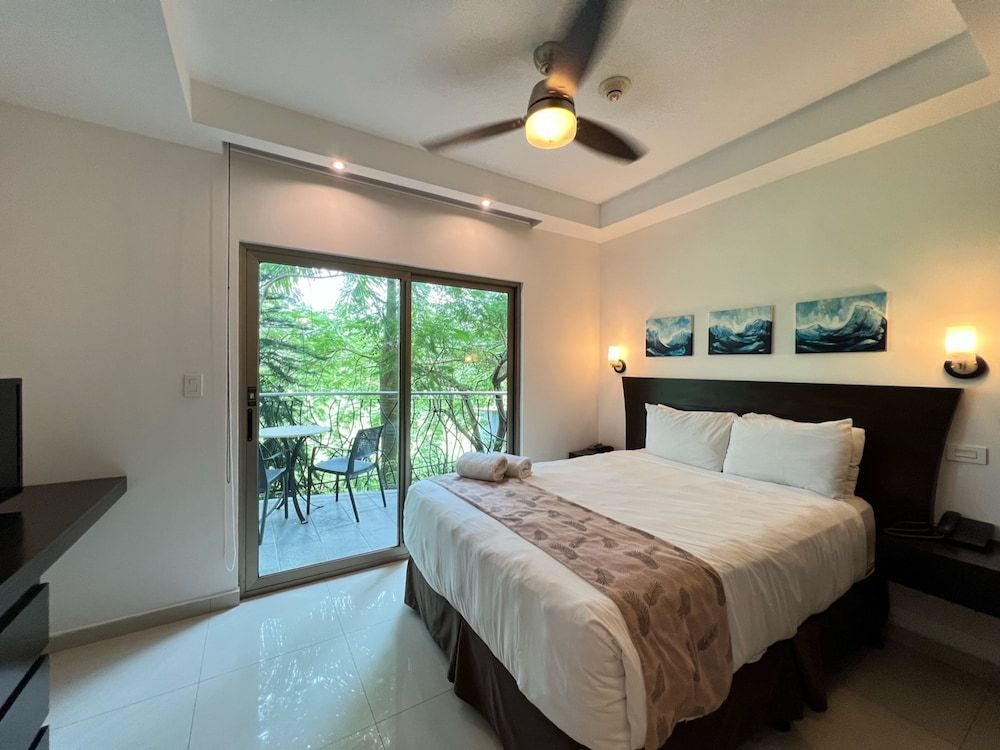 2BR FAMILY SUITE W/Kitchen, Living room, 2 Masters, 2 bath, 3 balconies