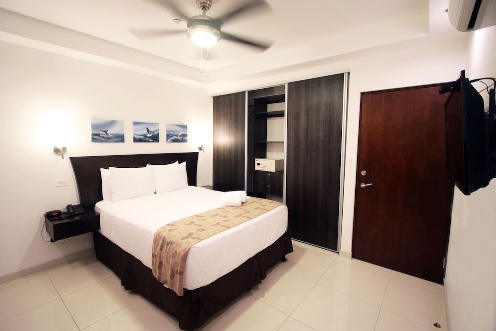 2BR COMFORT SUITE W/Kitchen, Plunge pool, Living room, 2 Masters, 2 bath, 2 XL balconies