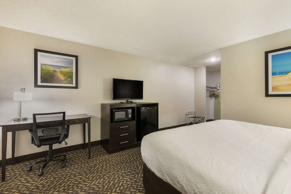 Best Western Indian Oak Standard Room, 1 King Bed, Accessible, Refrigerator & Microwave (Walk-in Shower) 2