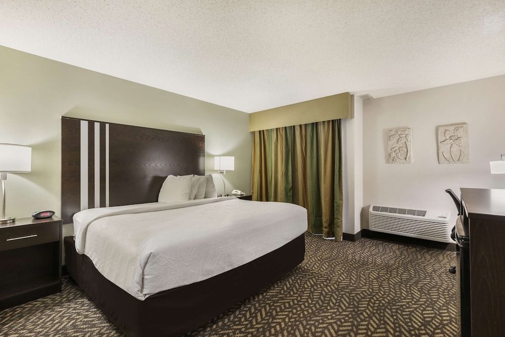 Best Western Indian Oak Standard Room, 1 King Bed, Accessible, Refrigerator & Microwave (Walk-in Shower) 3