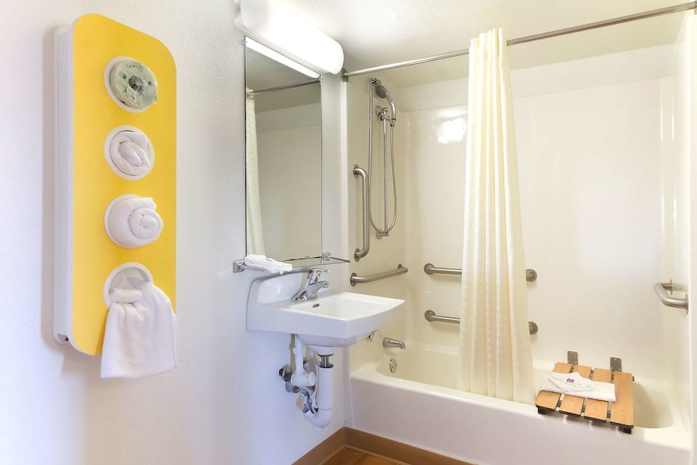 Motel 6 Capitol Heights, MD - Washington Standard Room, 1 Queen Bed, Accessible, Non Smoking 2