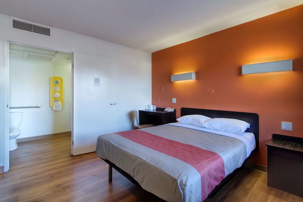 Motel 6 Capitol Heights, MD - Washington Standard Room, 1 Queen Bed, Accessible, Non Smoking 4