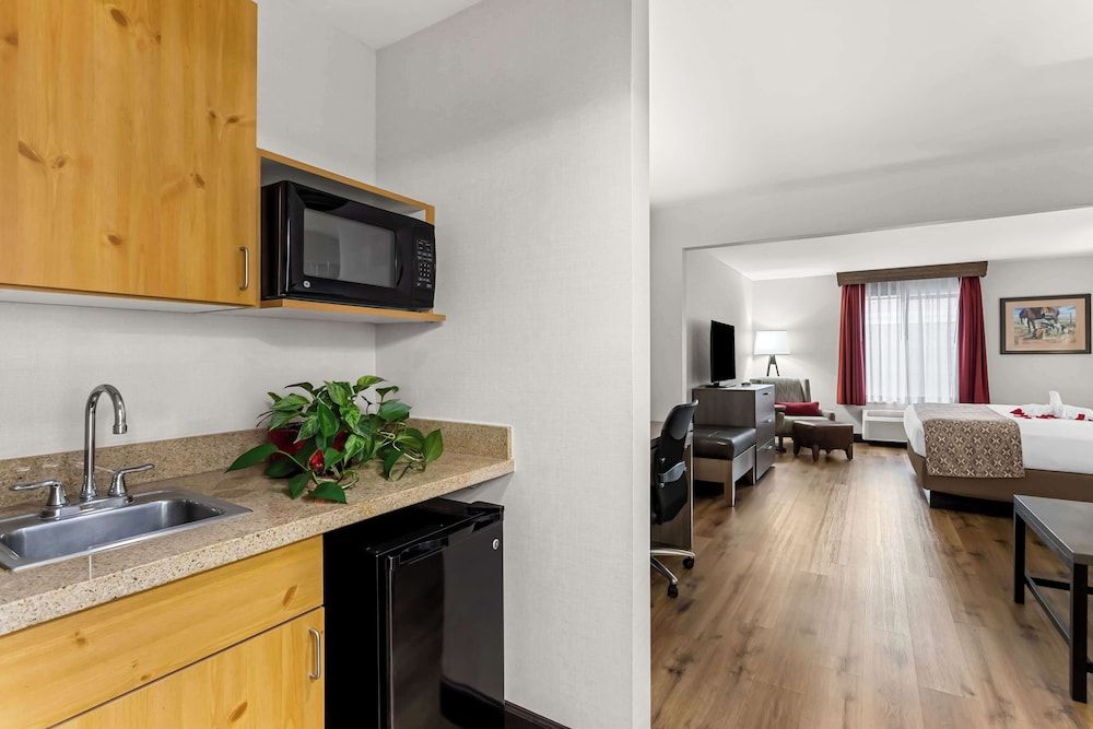 Best Western Moriarty Heritage Inn Suite, 1 King Bed, Non Smoking, Refrigerator & Microwave (with Sofabed) 4