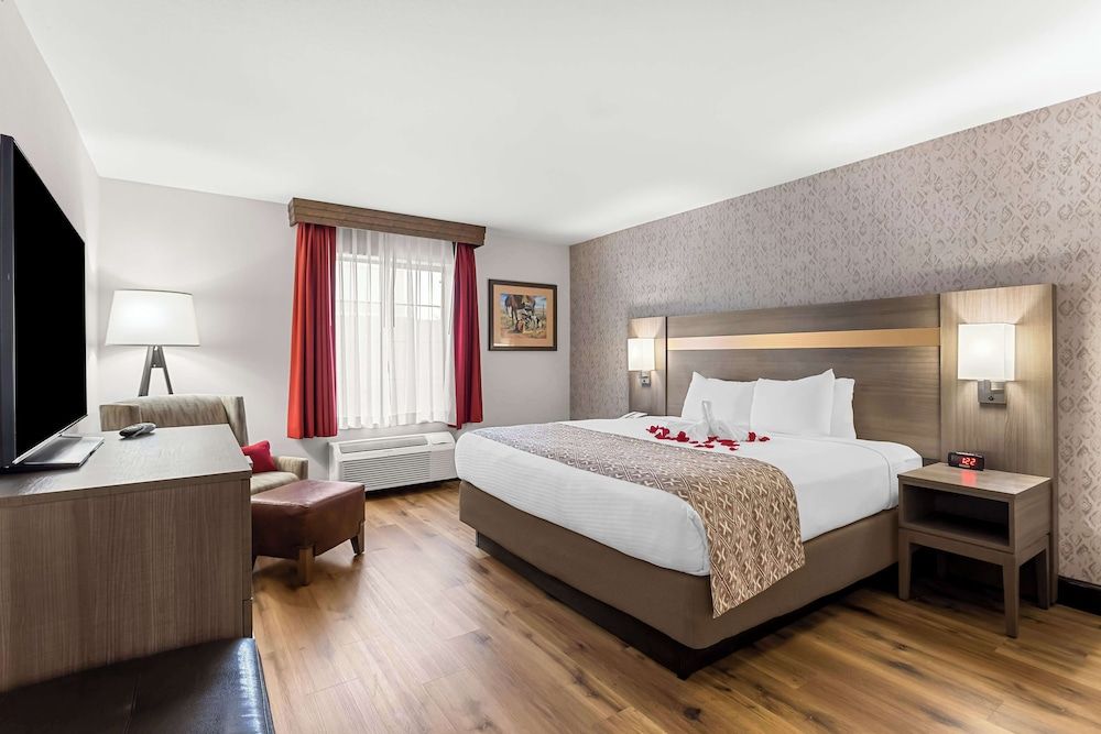 Best Western Moriarty Heritage Inn Suite, 1 King Bed, Non Smoking, Refrigerator & Microwave (with Sofabed) 2