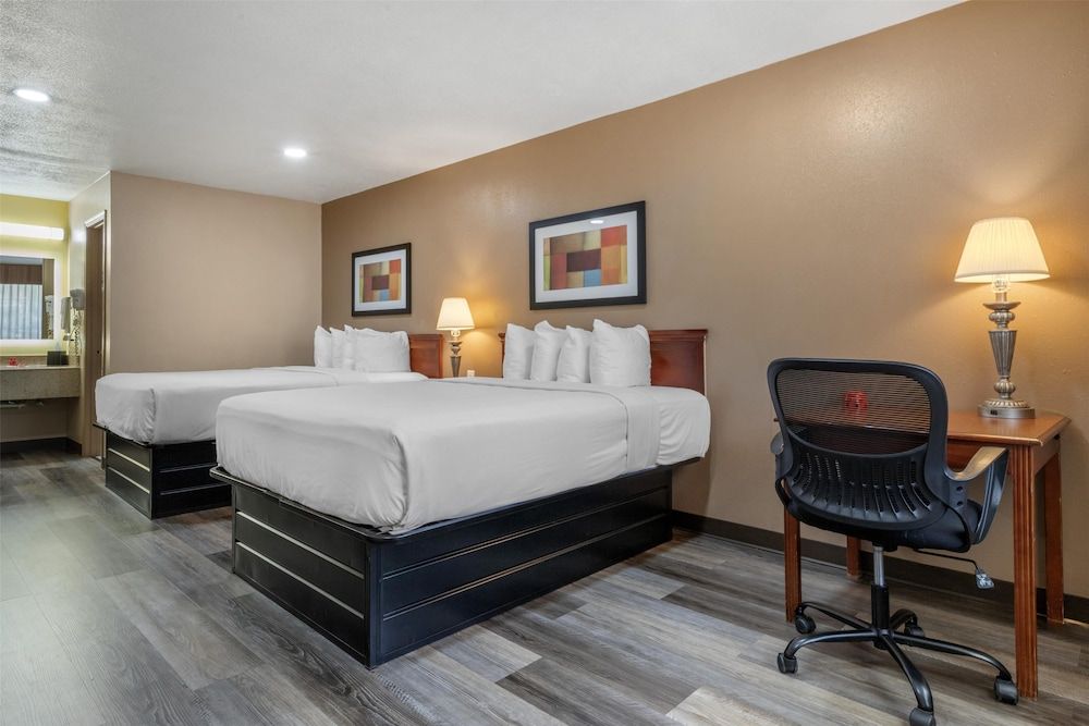 SureStay Plus Hotel By Best Western Poteau Standard Room, 2 Queen Beds, Smoking, Refrigerator & Microwave (Dining Table) 2