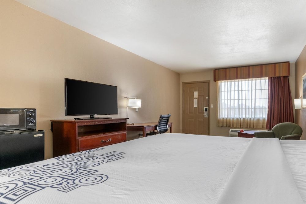 SureStay Plus Hotel By Best Western Poteau Standard Room, 1 King Bed, Smoking, Refrigerator & Microwave