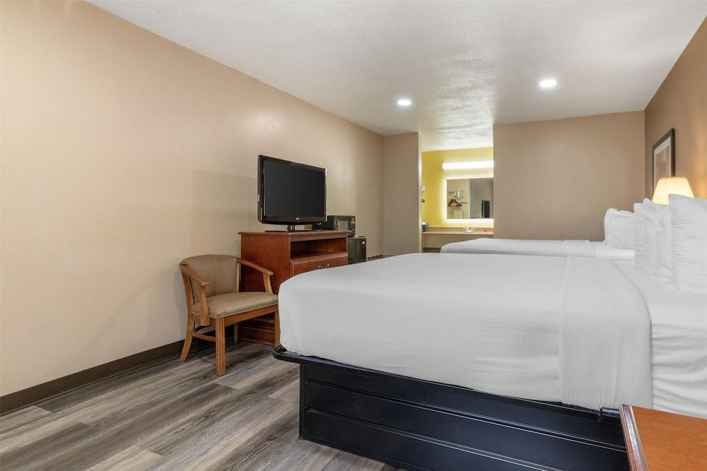 SureStay Plus Hotel By Best Western Poteau Standard Room, 2 Queen Beds, Smoking, Refrigerator & Microwave (Dining Table) 3