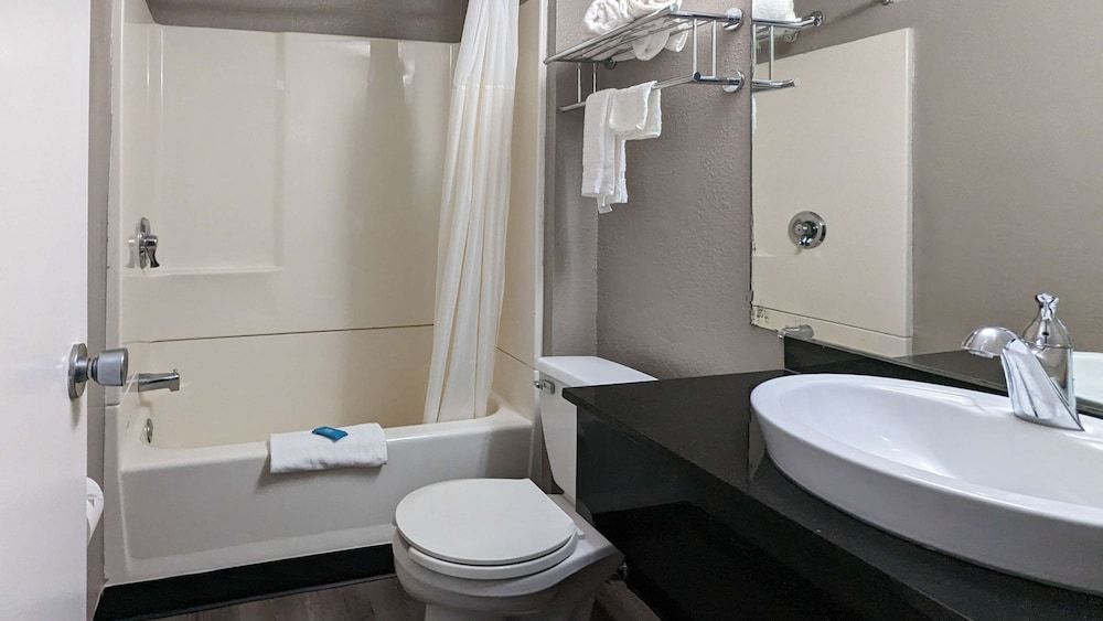 Motel 6 Danvers, MA - Boston North Standard Room, 2 Double Beds, Non Smoking, Refrigerator & Microwave 4