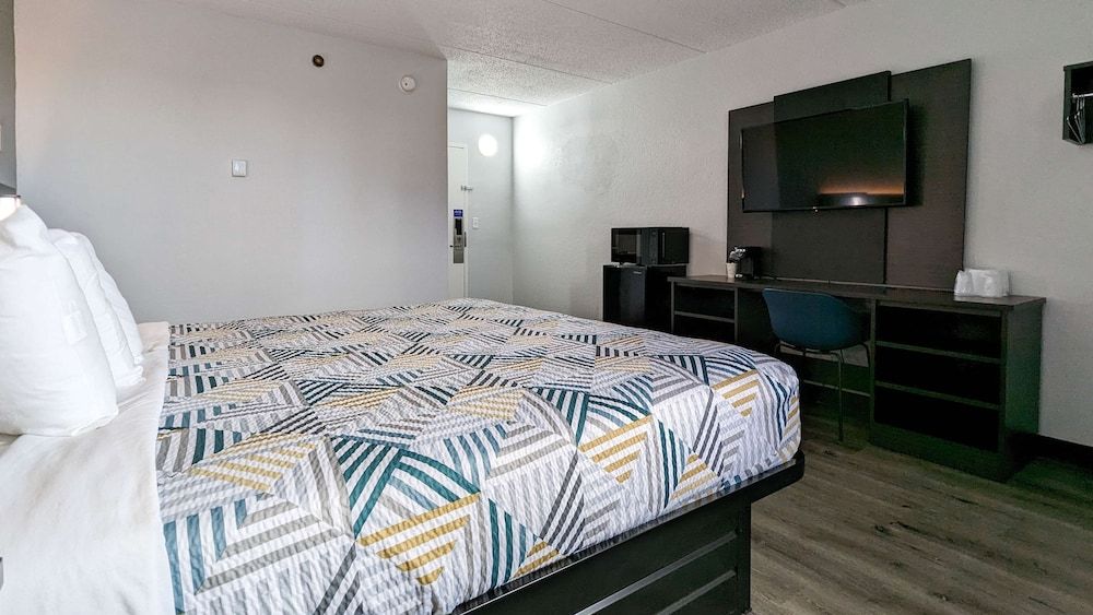 Motel 6 Danvers, MA - Boston North Standard Room, 1 King Bed, Non Smoking 2