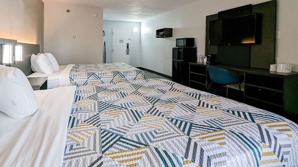 Motel 6 Danvers, MA - Boston North Standard Room, 2 Double Beds, Non Smoking, Refrigerator & Microwave 3