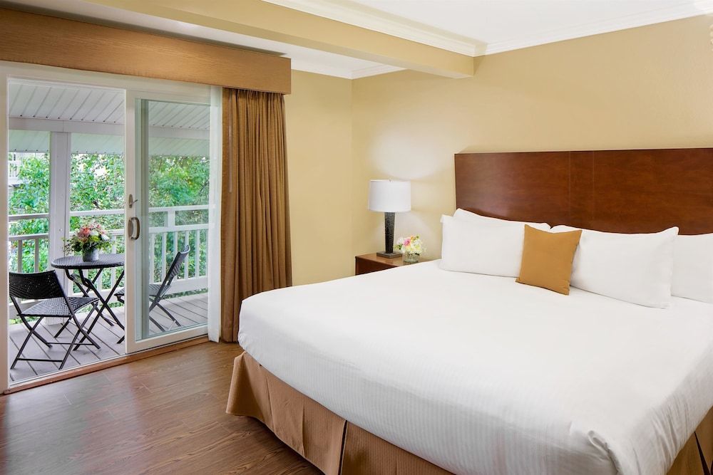Suite, 1 King Bed, Non Smoking, Refrigerator & Microwave (Living Room;with Sofabed)