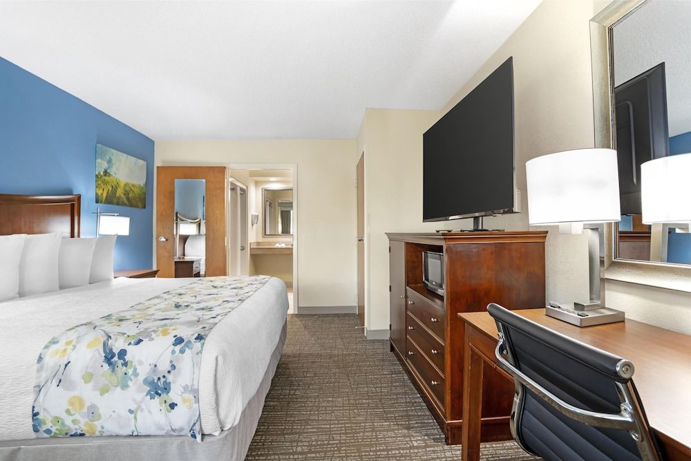 Standard Room, 1 King Bed, Accessible, Bathtub (Bathtub)