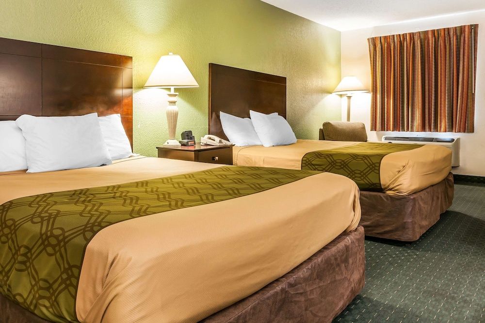 Econo Lodge Vincennes Standard Room, 2 Double Beds, Non Smoking 3
