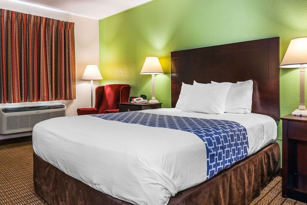 Econo Lodge Vincennes Standard Room, 1 Queen Bed, Non Smoking 2