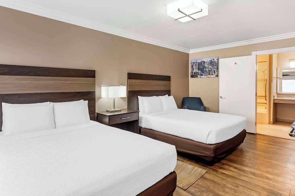 Best Western China Lake Inn Standard Room, 2 Queen Beds, Accessible, Non Smoking (Walk-in Shower) 2