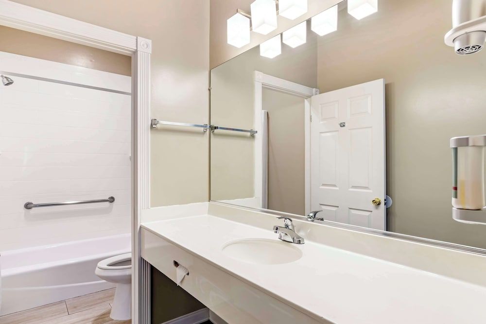 Best Western China Lake Inn Standard Room, 2 Queen Beds, Non Smoking, Refrigerator & Microwave (Larger Room) 5